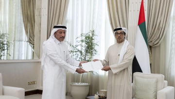 Photo: UAE President receives Qatari Emir's invitation to participate in GCC Summit, received by Mansour bin Zayed
