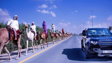 Photo: Mohammed bin Rashid meets with participants of ‘Camel Trek’