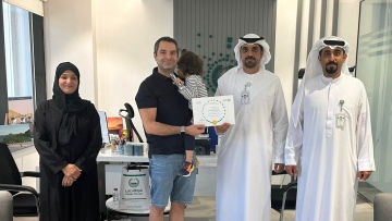Photo: Dubai Police honours Arab Resident for Honesty